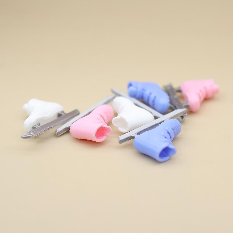 Dollhouse Mini Simulation Skating Shoes 1 Pair Realistic Tiny Ski Footwear Model for Mini Scene Decor Creative Hobby Gifts