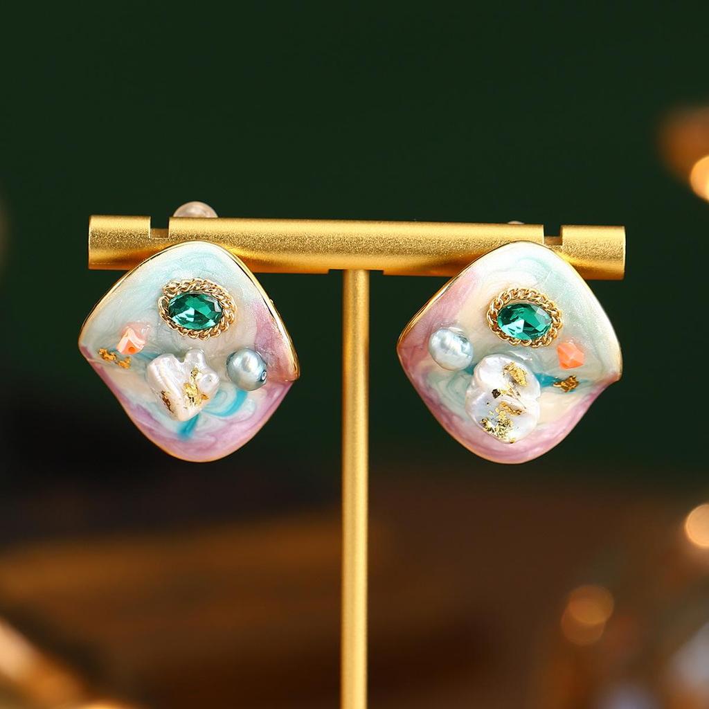 Seria obrazów Van Gogha Moneta: Kolczyki sztyfty z emalią i naturalną perłą w kształcie francuskiego kwiatka, srebro próby 925, kolekcja letnia.