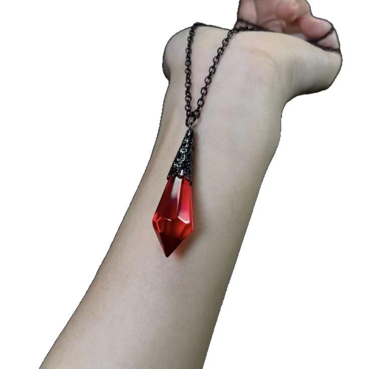 Collana Ciondolo Gotica Rosso Profondo e Nero in Vetro Cristallo con Catena a Croce in Lega per Donna
