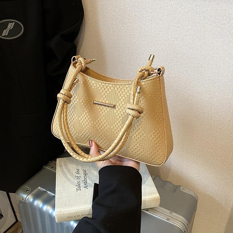 

This year s fashionable small bag women s bag 2025 winter new casual crescent bag fashionable personality single shoulder armpit bag хаки