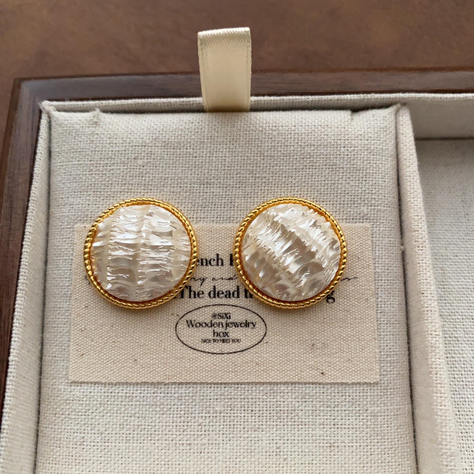 

Retro French gentle stud earrings women s simple high-end sense light luxury unique temperament daily commuting versatile earrings