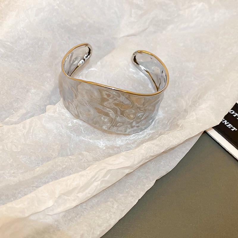 European & American Pleated Metal Bangle: Elegant Cold-Style Bracelet with High-End Luxury Design