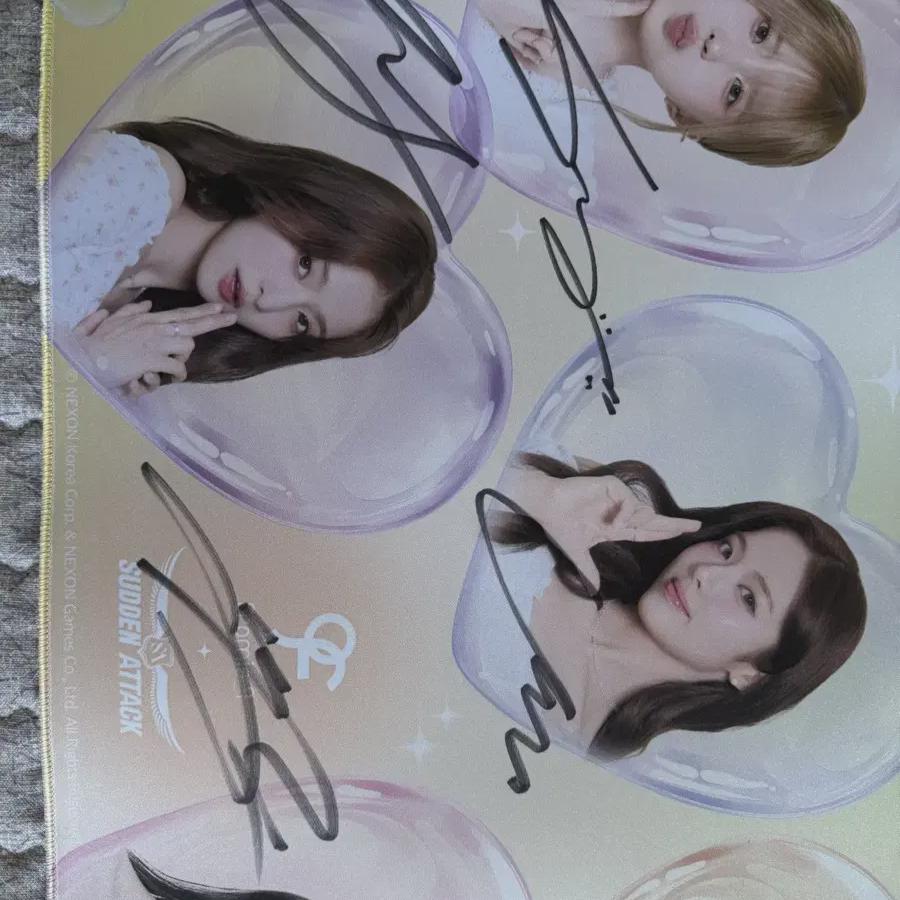 

Внезапная атака Fromis9 Пад для подписи