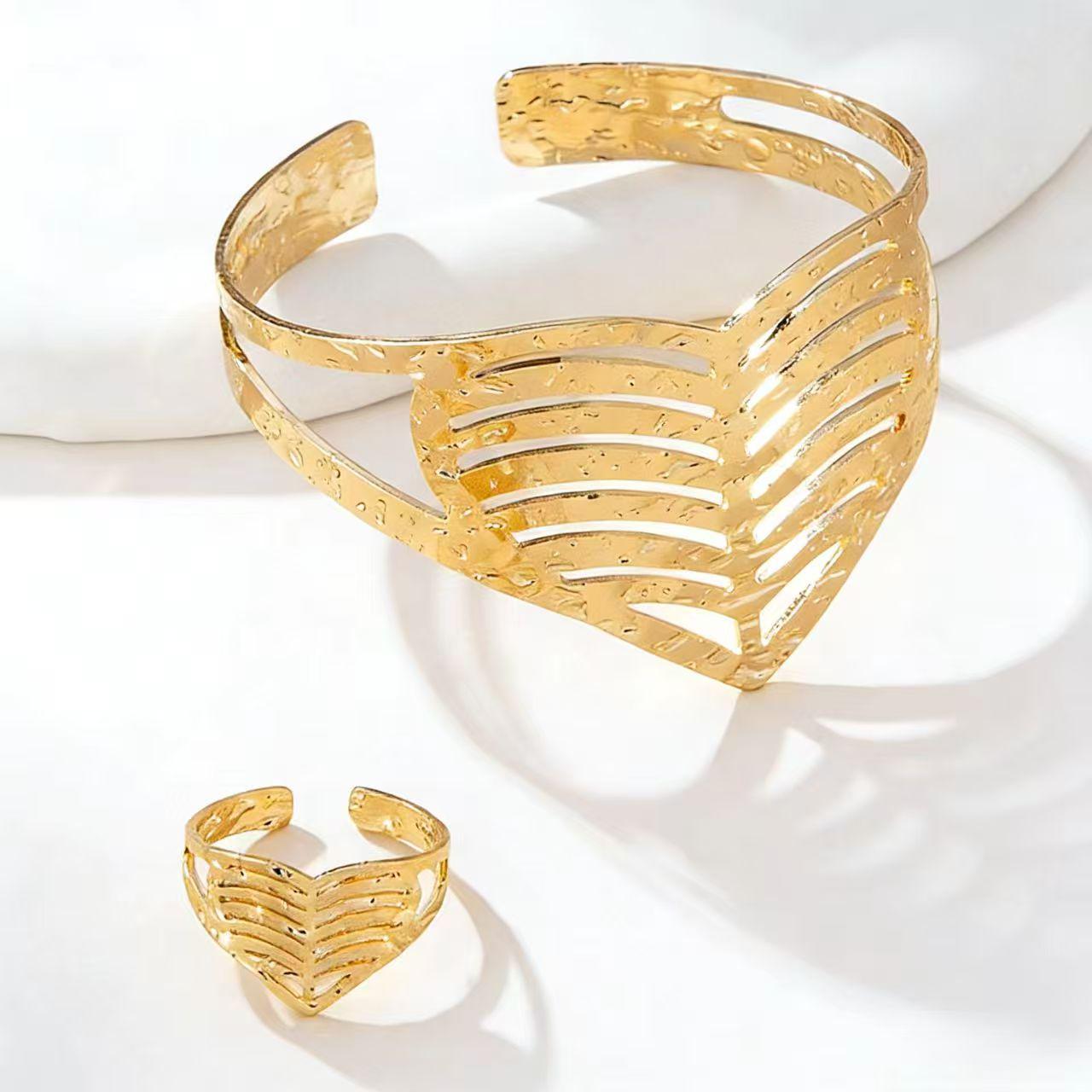 

Модный женский набор: браслет и кольцо с металлическим вырезом в форме сердца золотой