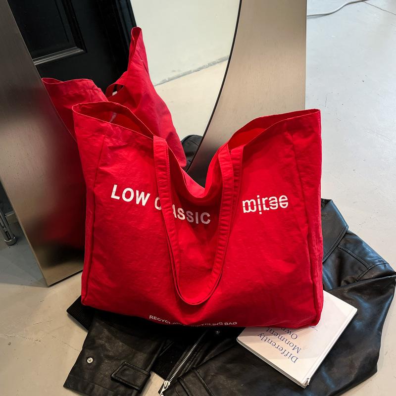 

New large-capacity commuter shoulder bag, simple and lightweight shopping bag, niche casual versatile tote bag красный