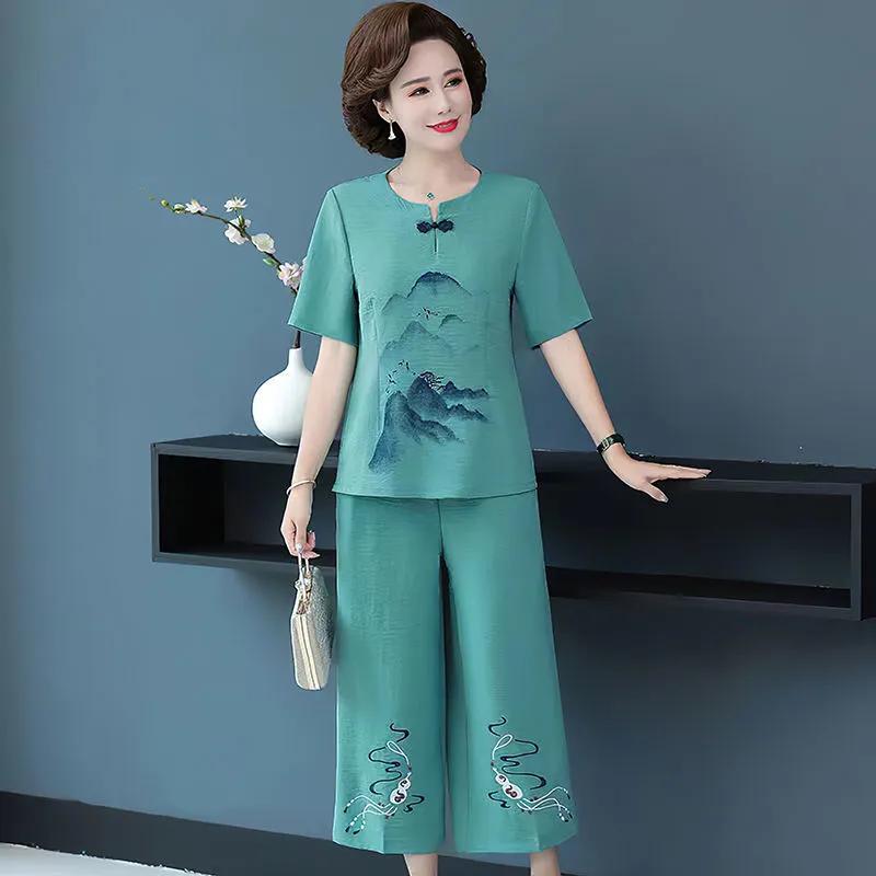 Dámský letní ležérní oblek plus size pro střední a starší věkovou kategorii s omlazujícím efektem, top s krátkým rukávem + zkrácené kalhoty, dvoudílný set