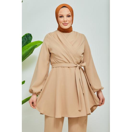 Costum pentru damă, cu guler dublu, cu brâu, din crep hijab