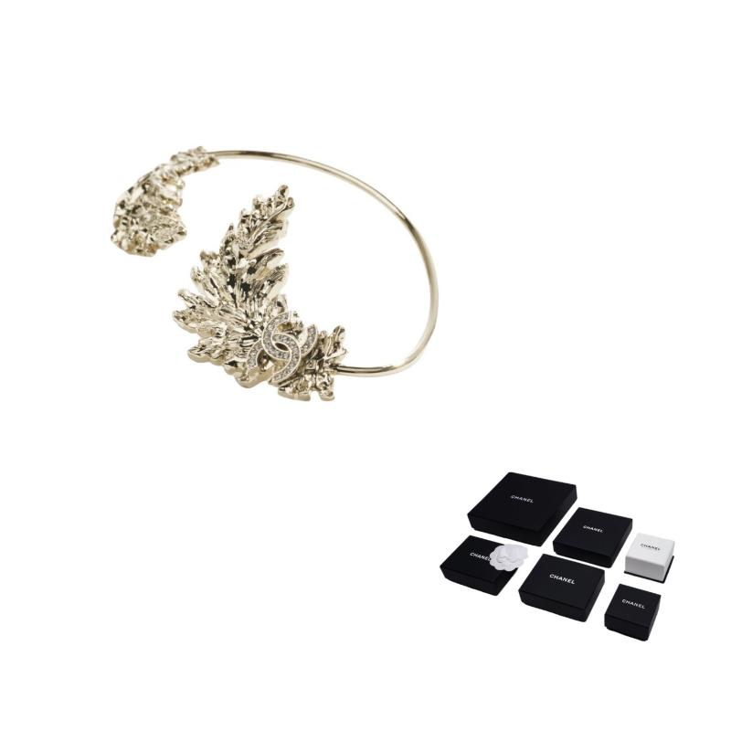 

CHANEL [25S Spring and Summer] Double C leaf shape design metal earrings women s gold золотий
