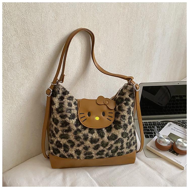 Schoolbag casual commuter large-capacity bag women's 1011 new popular leopard print backpack autumn and winter portable tote bag