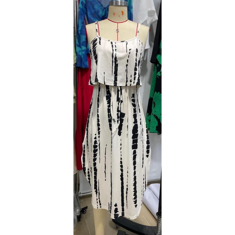 Ein sexy bedrucktes Neckholder-Kleid für Damen Ein gerafftes Kleid im Urlaubsstil