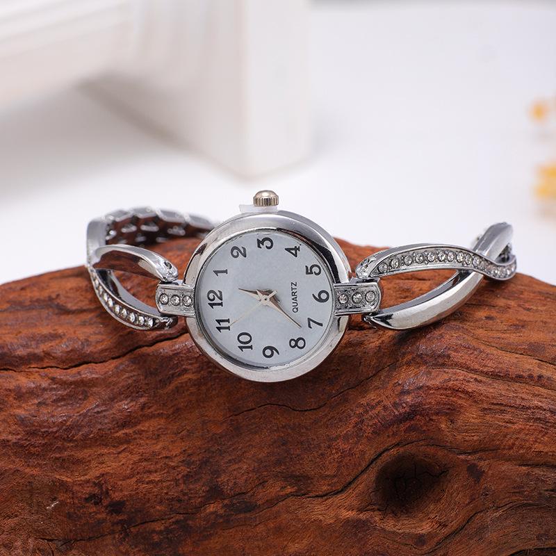 Trendy Women's Small Dial Mesh Strap Watch - Fashionable and Versatile Design for Students.