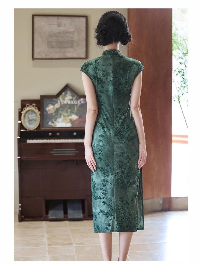 Bei Zhi Yun Elegant Retro Green Chinese Crescent Sleeve Cheongsam for Women - Autumn/Winter 2025