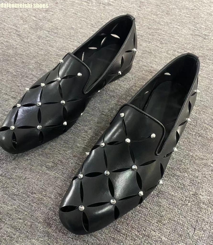 Fashion Round Toe Slip On Summer Black Shoes 2025 New Fashion Men Casual Shoes Rivet Breathable Leather Flat Sole Novelty Sandals