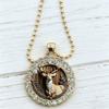 Collier Vintage Cerf des Bois Gravé avec Cadre Orné Doré, Parfait pour les Anniversaires, Noël et les Amoureux de la Nature