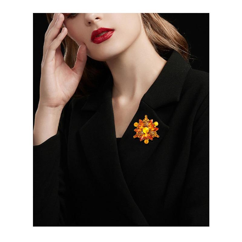 Crystal glass brooch, alloy rhinestone chest flower, clothing accessories, brooch, European and American fashion temperament