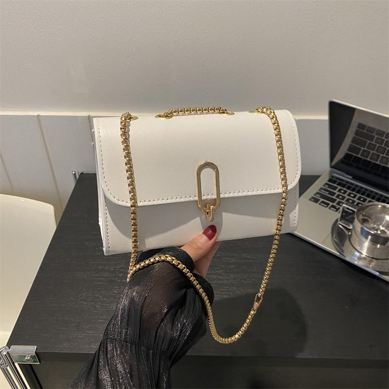 

Простая и модная маленькая квадратная сумка с замком, женская, весна 2024, новая корейская версия, трендовая повседневная сумка-мессенджер на одно плечо с цепочкой белый