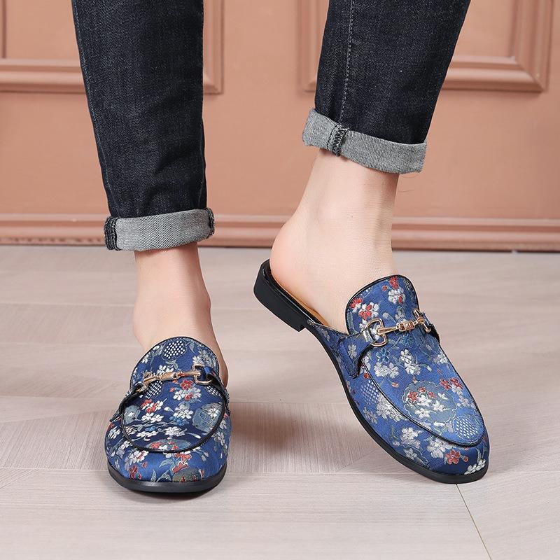 Slippers men's bags and embroidered bag heads wear sandals when they go out, and men's loafers with one foot.