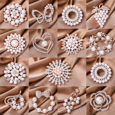 1 Stück Damenmode Temperament, mehrere Arten geometrischer Imitationsperlen-Broschen-Accessoires, Party-Feiertagsgeschenke