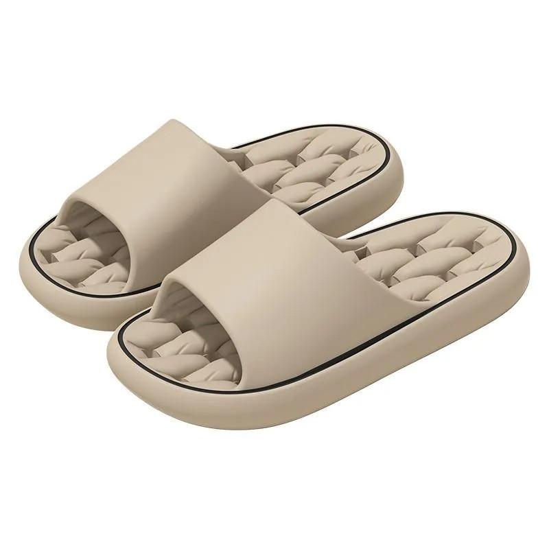 Roztomilé a tlusté letní domácí pantofle do obývacího pokoje, chladný interiér a nové pantofle s podrážkou pro pánskou domácí výzdobu