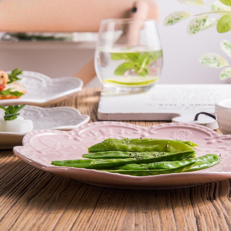 Europäische Keramikglasur Western Dish Runde Spitze Geprägte Kuchen Snack Käseplatten Flache Platte Beilagenteller Buffet Tablett