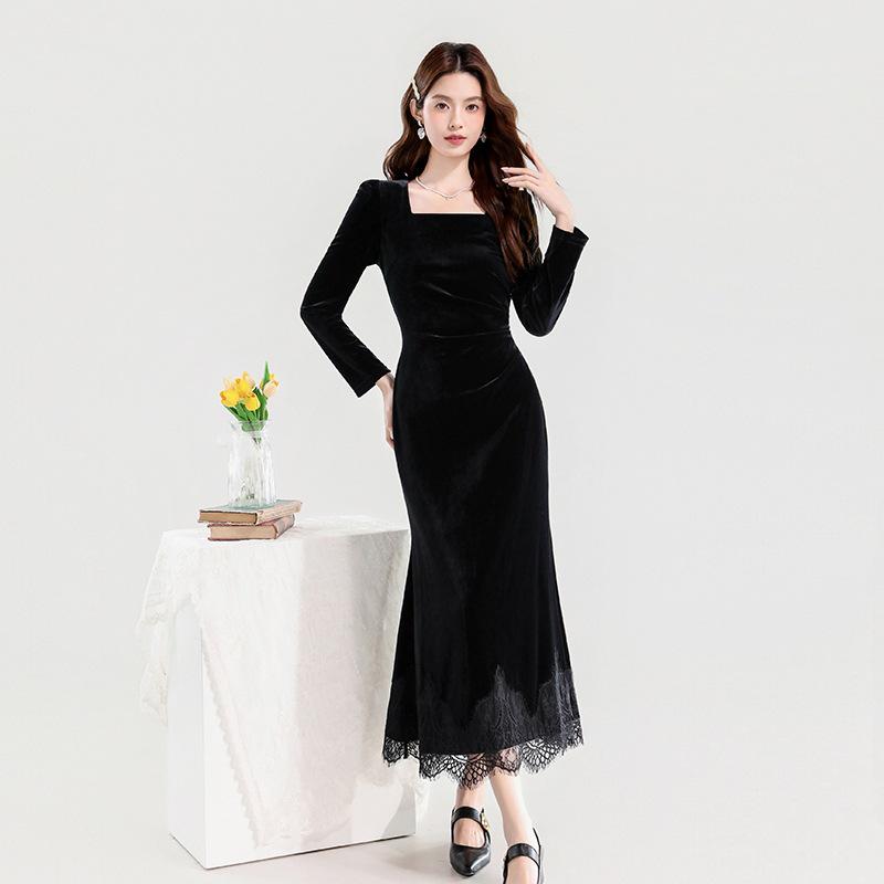 

Осеннее элегантное бархатное платье с квадратным вырезом и кружевной отделкой Small