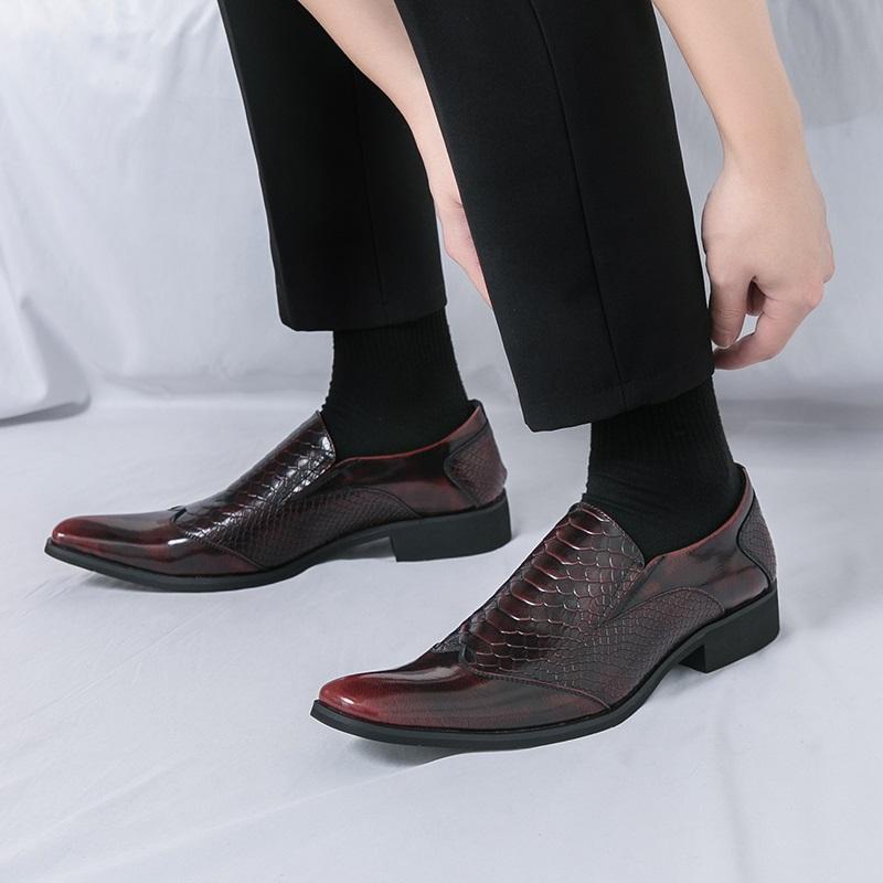 Mode Spetsiga Röda Svarta Alligatormönster Patchwork Oxfordskor För Män Formella Bröllop Bal Klänning Hemkomst Festtävling Zapatos Hombre