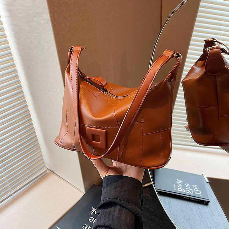 

Large-capacity bag women s autumn versatile 2024 new fashion niche design shoulder messenger bag popular bucket bag коричневий