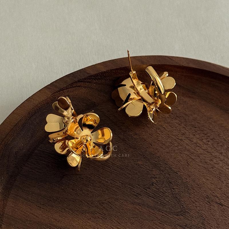 Beautiful Retro Light Luxury High Sense French Three-dimensional Petal Metal Flower Earrings Temperament Light Luxury Stud Earrings Women