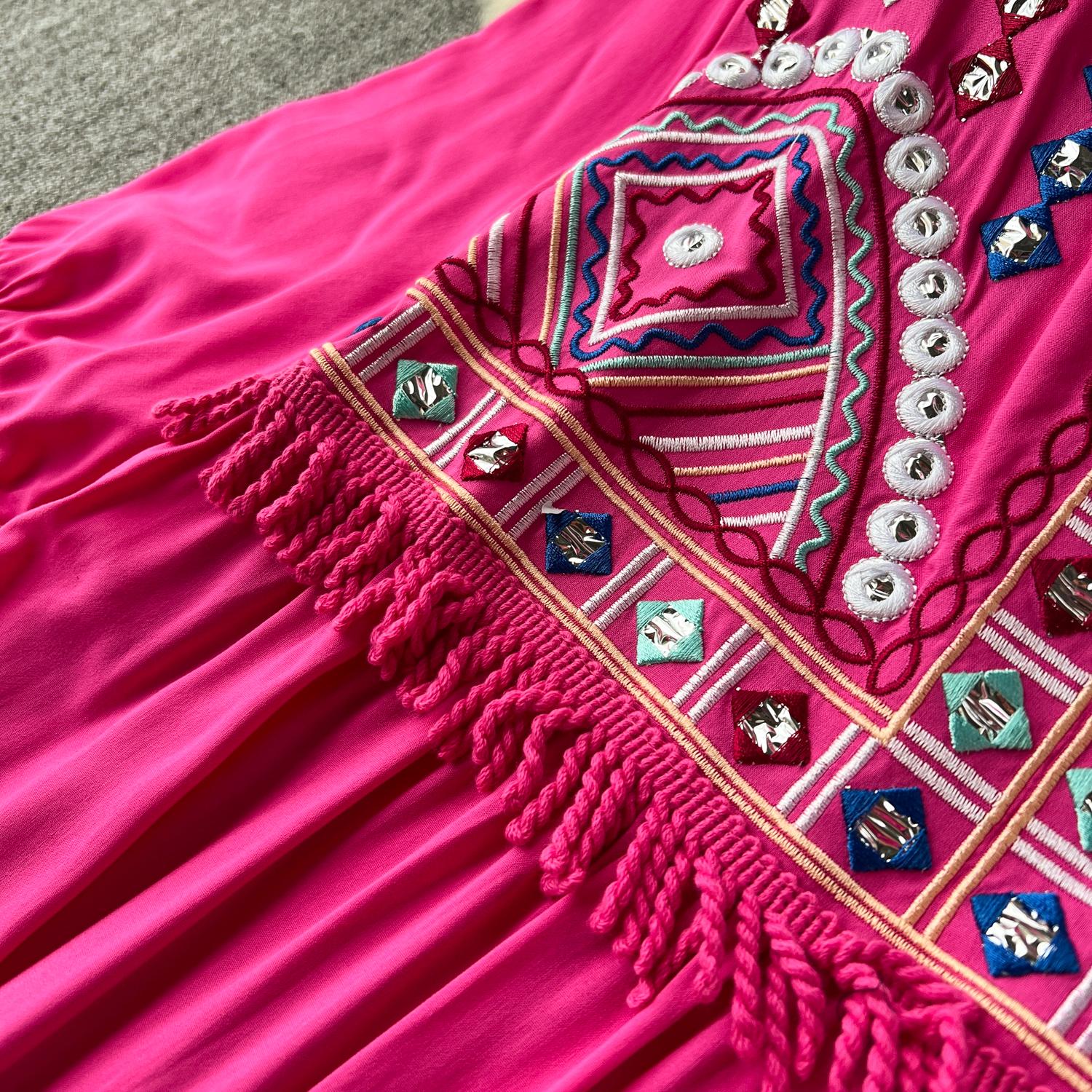 Свободные праздничные платья в этническом стиле с цветочной вышивкой — фото 12