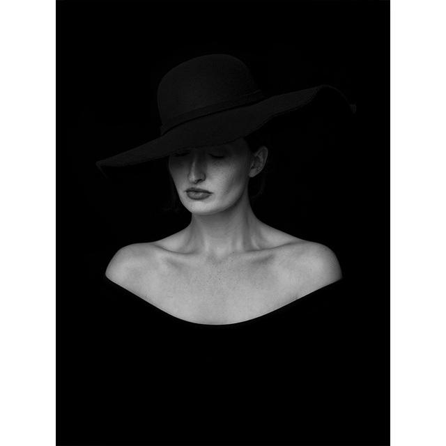 

Фотография персонажа, декоративная картина на холсте, черно-белая, серая, высококачественная, светлая, роскошный диван, фон, настенная живопись 21cm×30cm NoFrame