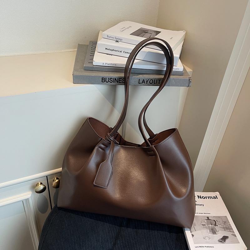 

Autumn and winter bags high-end large-capacity underarm bags 2025 new simple tote bags versatile casual shoulder bags темно-коричневого кольору