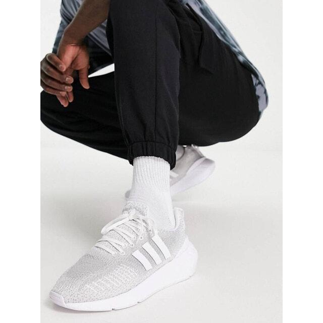 

Серо-белые кроссовки adidas Originals Swift Run 22