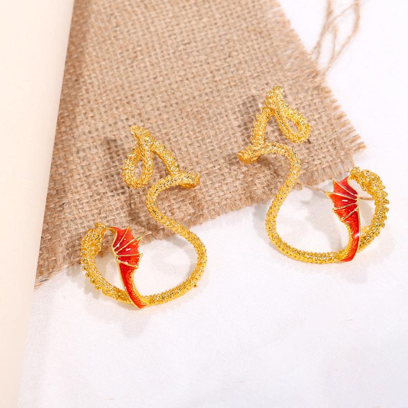 New personalized flying dragon ear clips, niche fashionable retro design, no ear piercings, wearing men's and women's advanced ear clips
