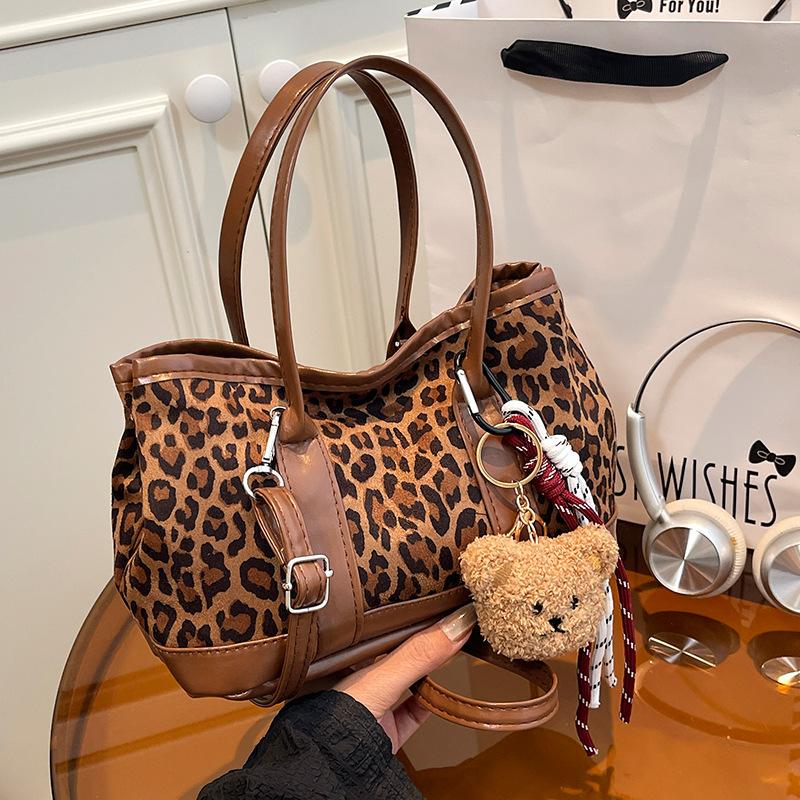 Meng Commuting Crossbody Bag, Handbag, Bucket Bag