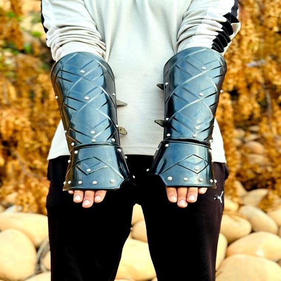 Mittelalterliche Armschienen Schwarz gefärbte Armschutz Fantasy Krieger Cosplay Kostüm Halloween Bestes Geschenk