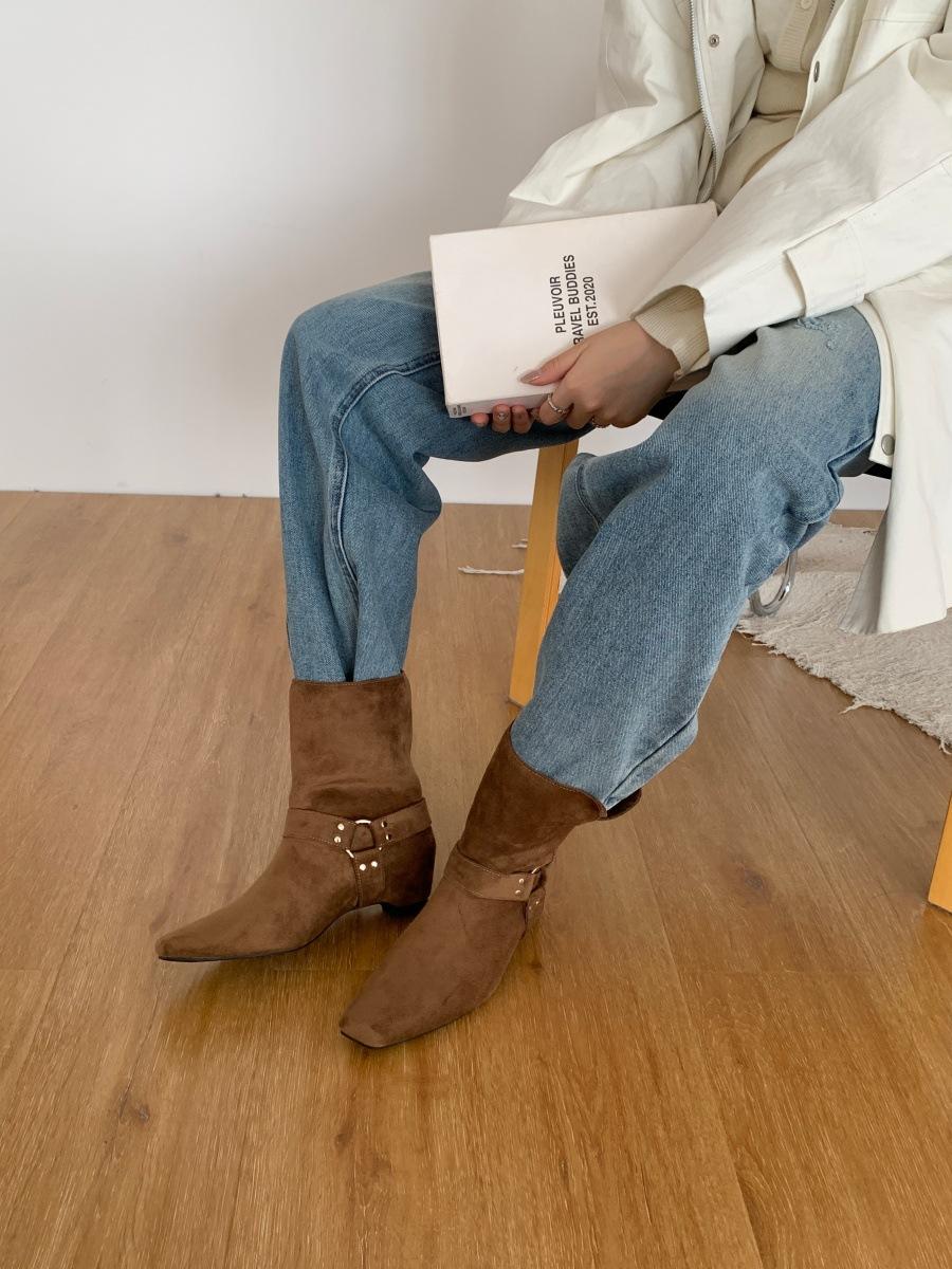 

Французские короткие ботильоны с маленьким квадратным носком женские 2025 новые корейская версия нишевый дизайн закрывающие щиколотку ковбойские замшевые полусапоги женские ботинки 39 светло-коричневого