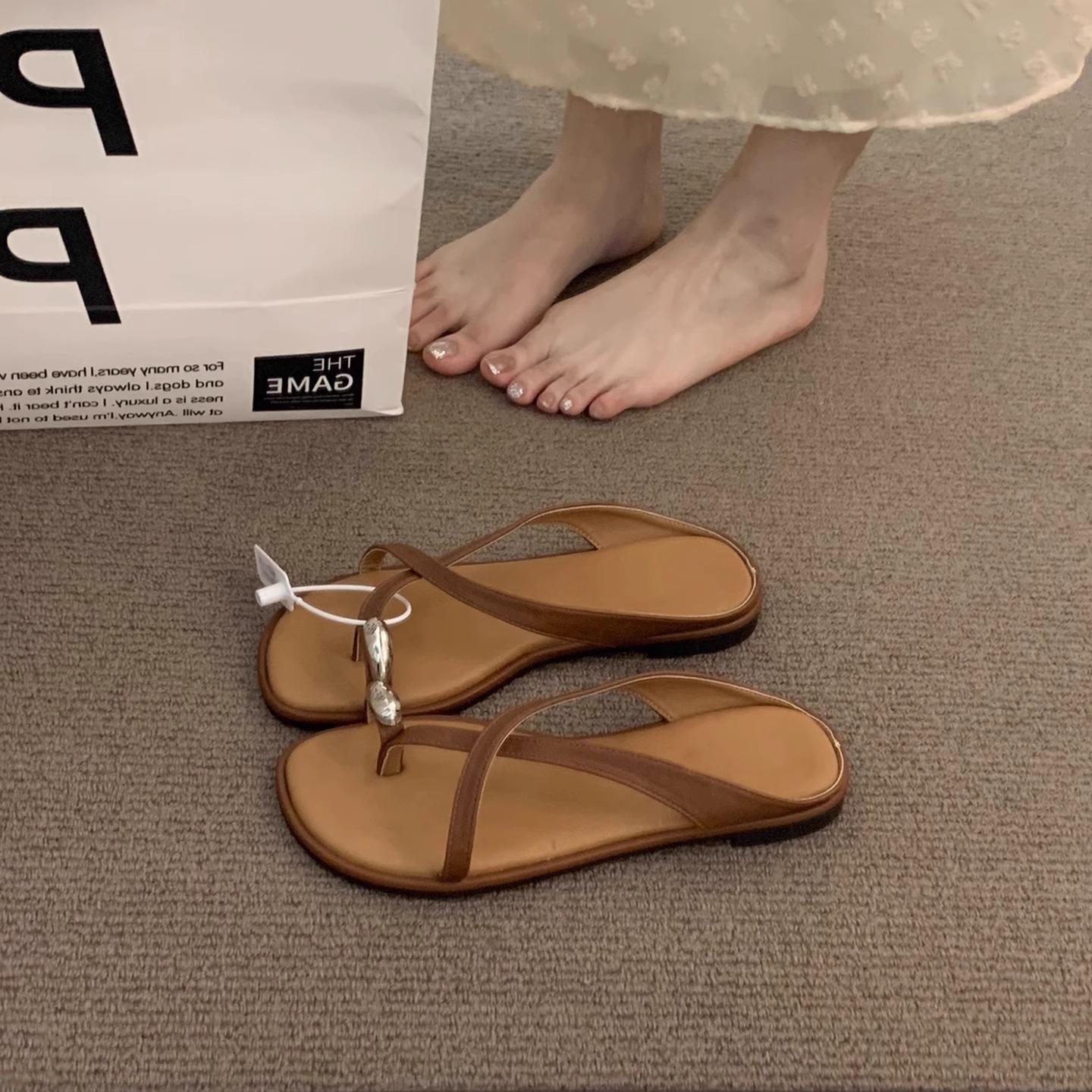 

Niche design low-heeled flip-flops shoes women s summer wear fashion metal buckle versatile open-toed cool slippers 40