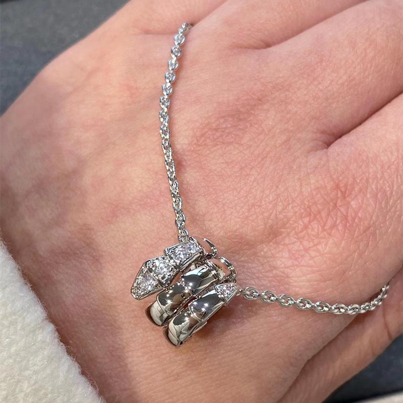 V Gold Material High Quality, Diamonds Full of Diamond Collarbone Chain, European and American Luxury Style