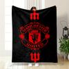 Czerwony herb Manchester United z trójzębami na czarnym tle. koc na wszystkie pory roku narzuta na drzemkę prezent