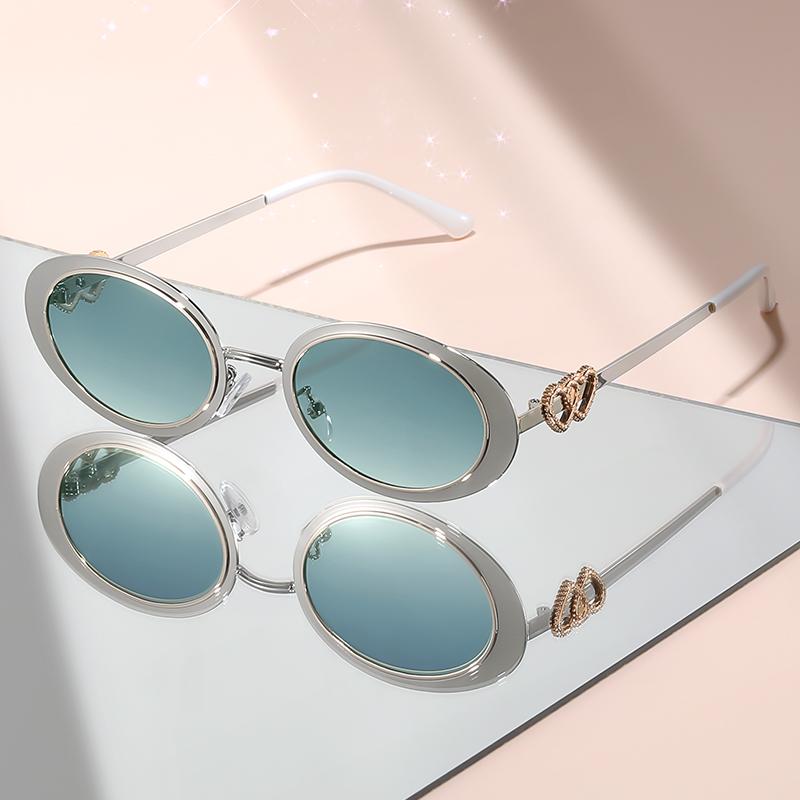 The  New Oval-shaped Sunglasses Feature Metal Small Frames with Heart-shaped Accents for Daily Wear