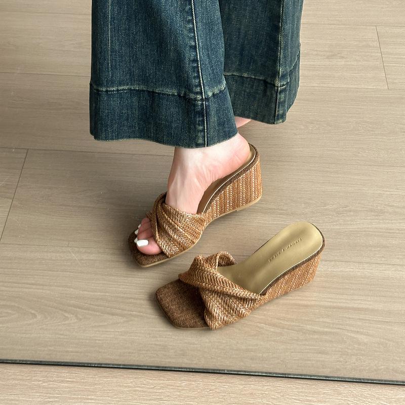 

Fashion versatile retro woven pleated toe slippers women s summer new with skirt thick-bottomed cool slippers 40 коричневый