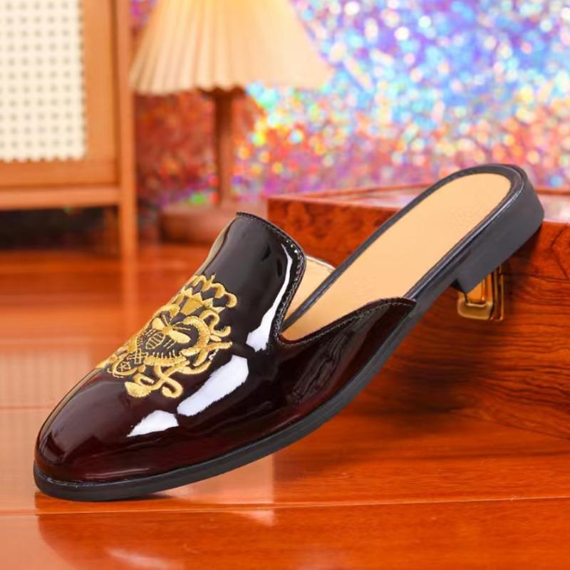 Slippers men's bags and embroidered bag heads wear sandals when they go out, and men's loafers with one foot.