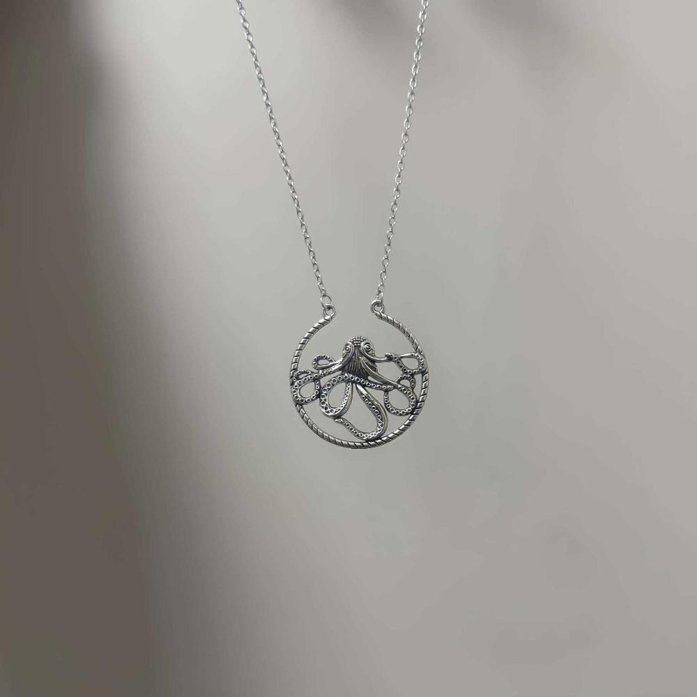Simple Retro Silver Color Circular Hollowed-out Octopus Pendant Necklace for Men Women Hip-hop Punk Street Wear Jewelry Gifts