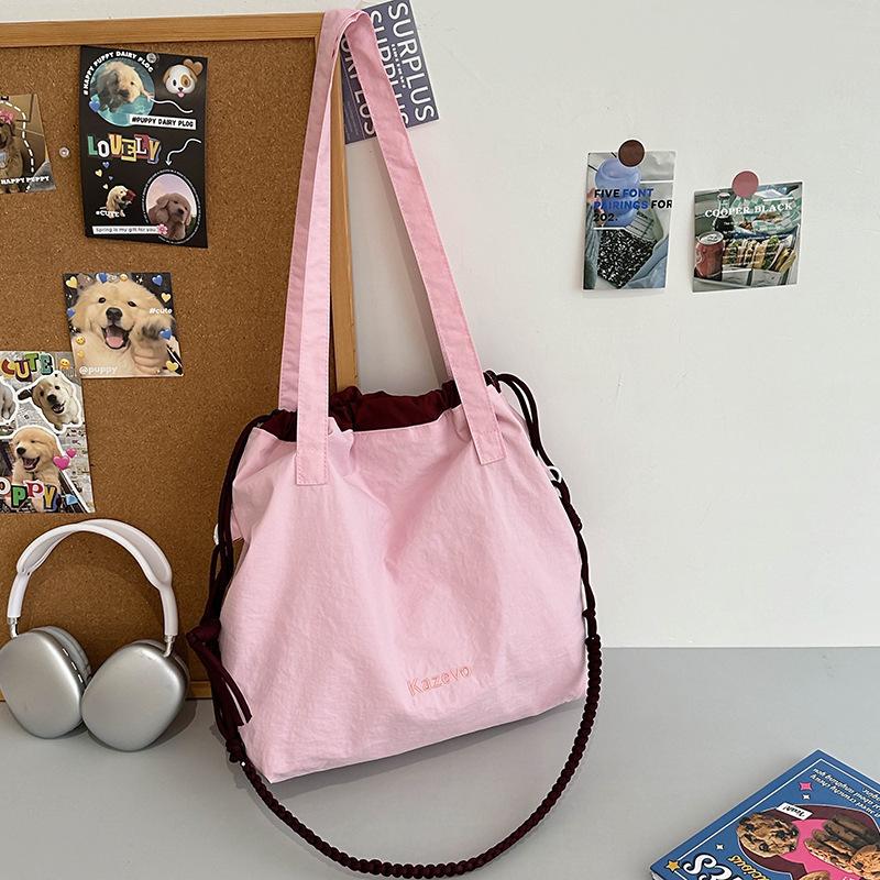 Вместительная нишевая дизайнерская портативная сумка-тоут женская 2025 новая простая повседневная в ленивом стиле на плечо/кроссбоди