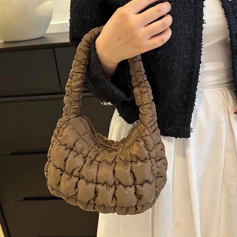 

Сложенная сумка-облако женская 2024 осень женская французская нишевая сумка на одно плечо кофейный