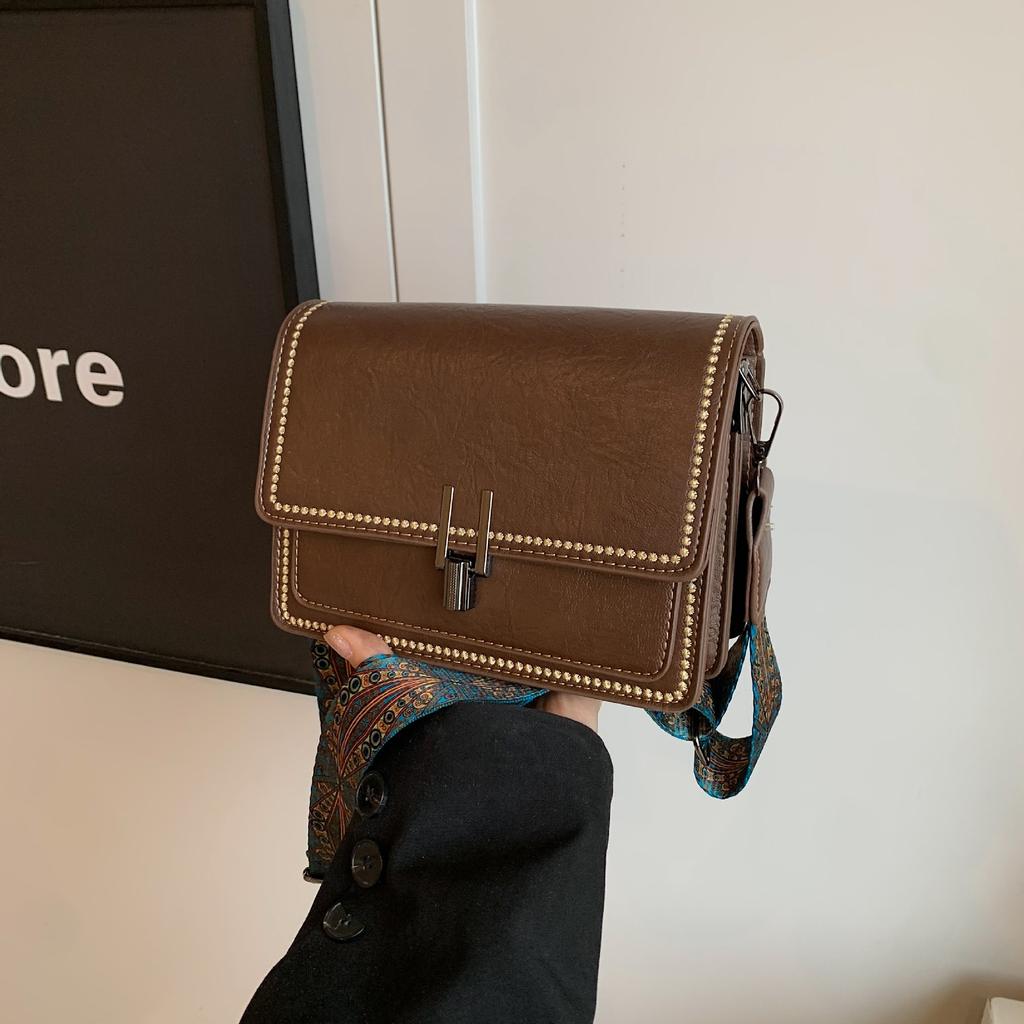 Stilvolle und einfache kleine quadratische Tasche mit breitem Schultergurt, Retro-Trend, Klappverschluss, vielseitiger Trend, diagonale Spannweite, einzelne Schultertasche für Damen