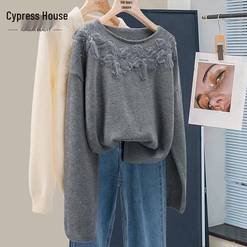 

Элегантный вязаный топ с открытыми плечами, украшенный 3D цветами и пайетками M