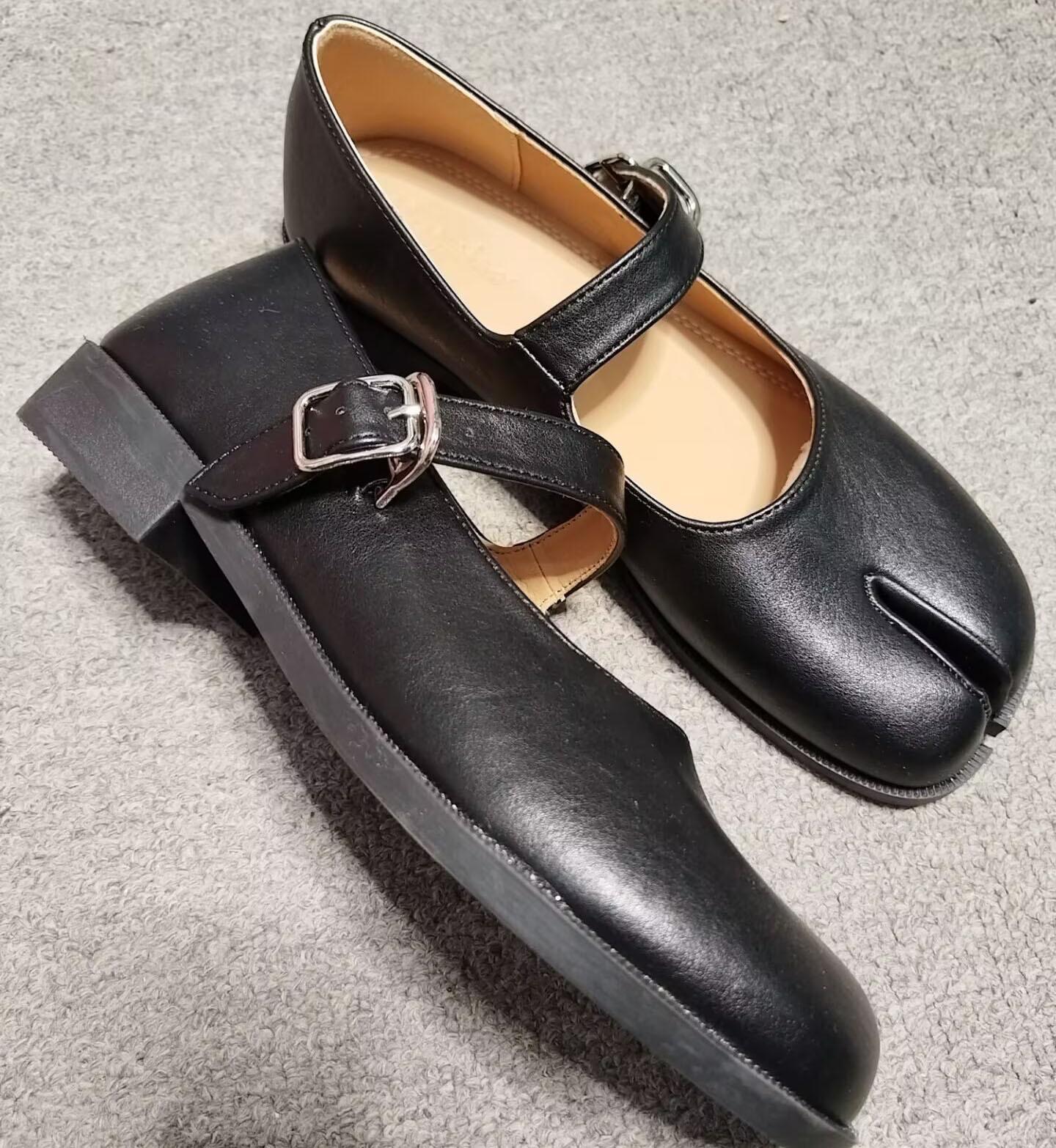 

Нишевые туфли с раздельным носком женские таби новые ретро на одной пуговице копытца Мэри Джейн туфли на плоской подошве неглубокие одинарные туфли лоферы 35 чёрный