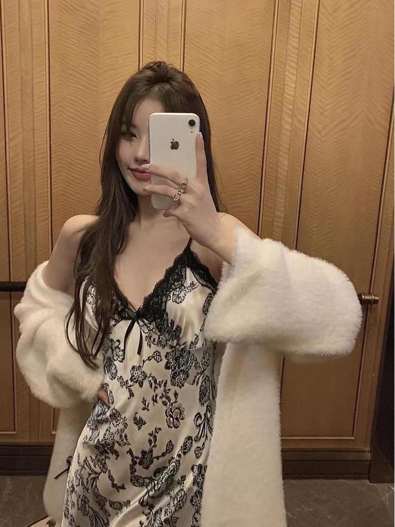 Pijama de Encaje Veraniego Sedoso para Mujer: Tirantes Acolchados y Diseño Suave