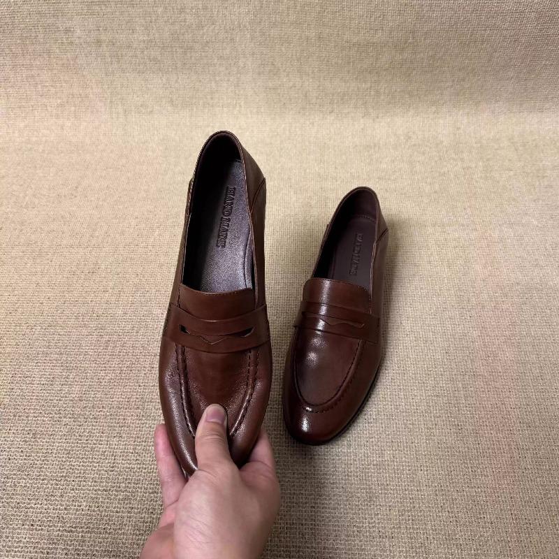 Retro Shoes - Versatile Loafers for Women, with Thick Heels and Rounded Toe Caps.